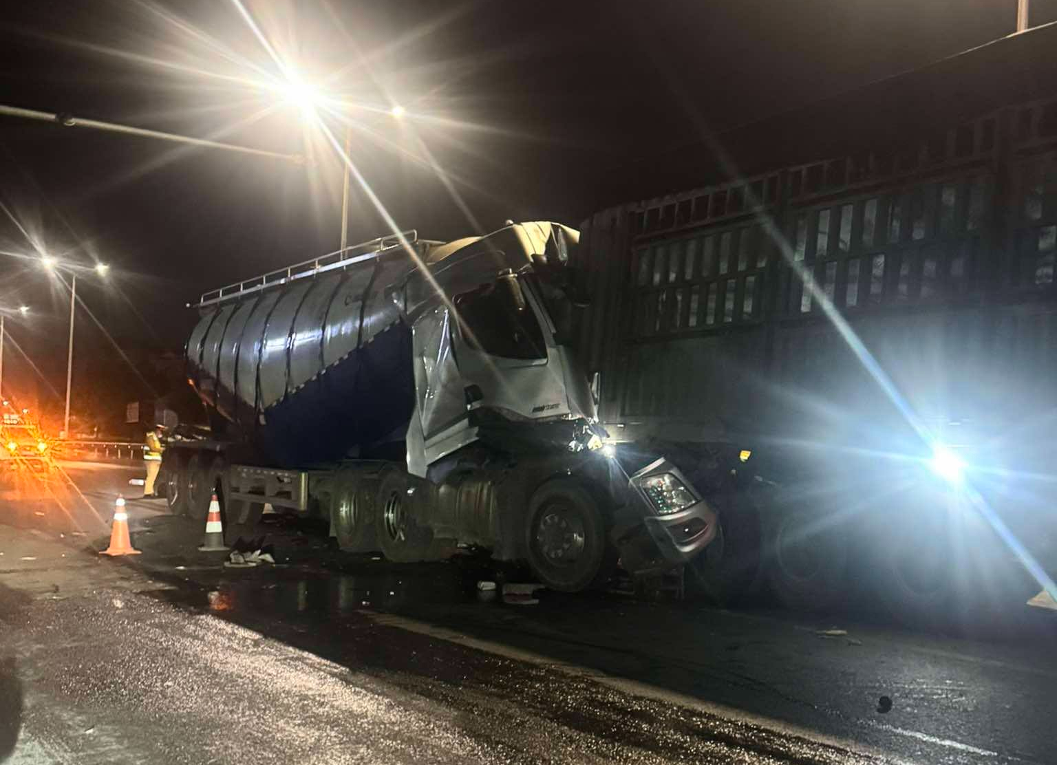 Hưng Yên: Tông vào xe đầu kéo đang dừng chờ đèn đỏ, một tài xế tử vong