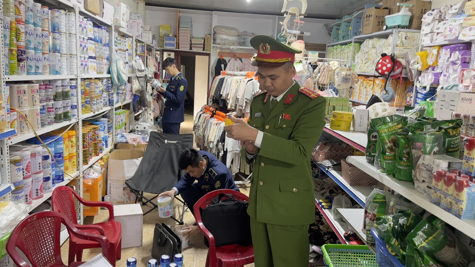 Công an xã Bình Nguyên kiểm tra, xử lý hành vi Kinh doanh hàng hóa không rõ nguồn gốc xuất xứ