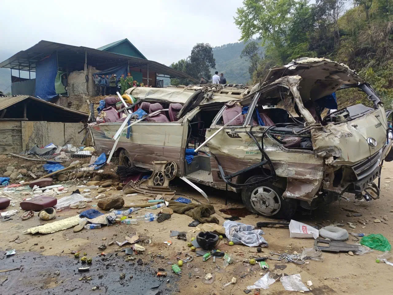 Hiện trường vụ lật xe khách chở đoàn thiện nguyện đi Lào Cai khiến 9 người chết