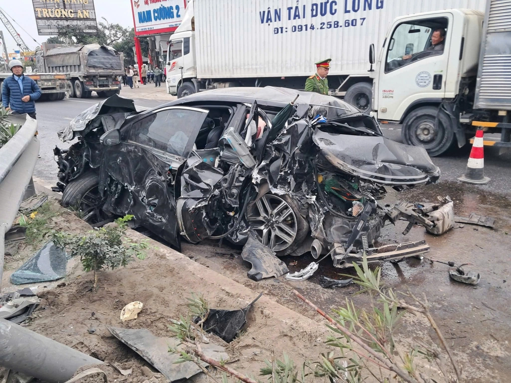 Ôtô vỡ nát sau tai nạn, hai người thoát chết