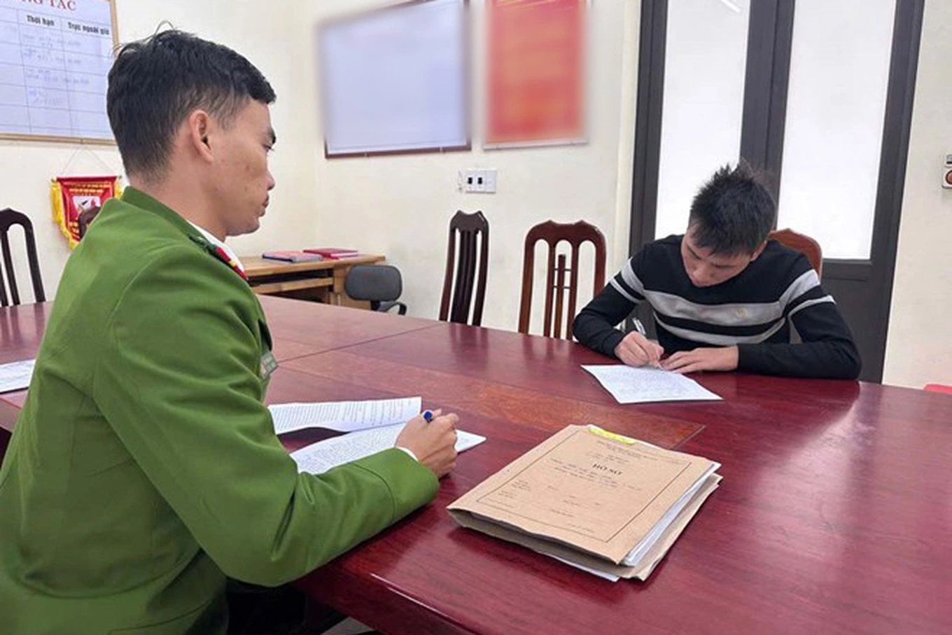 Bắt tạm giam người đàn ông đánh bạc trực tuyến ở Hưng Yên