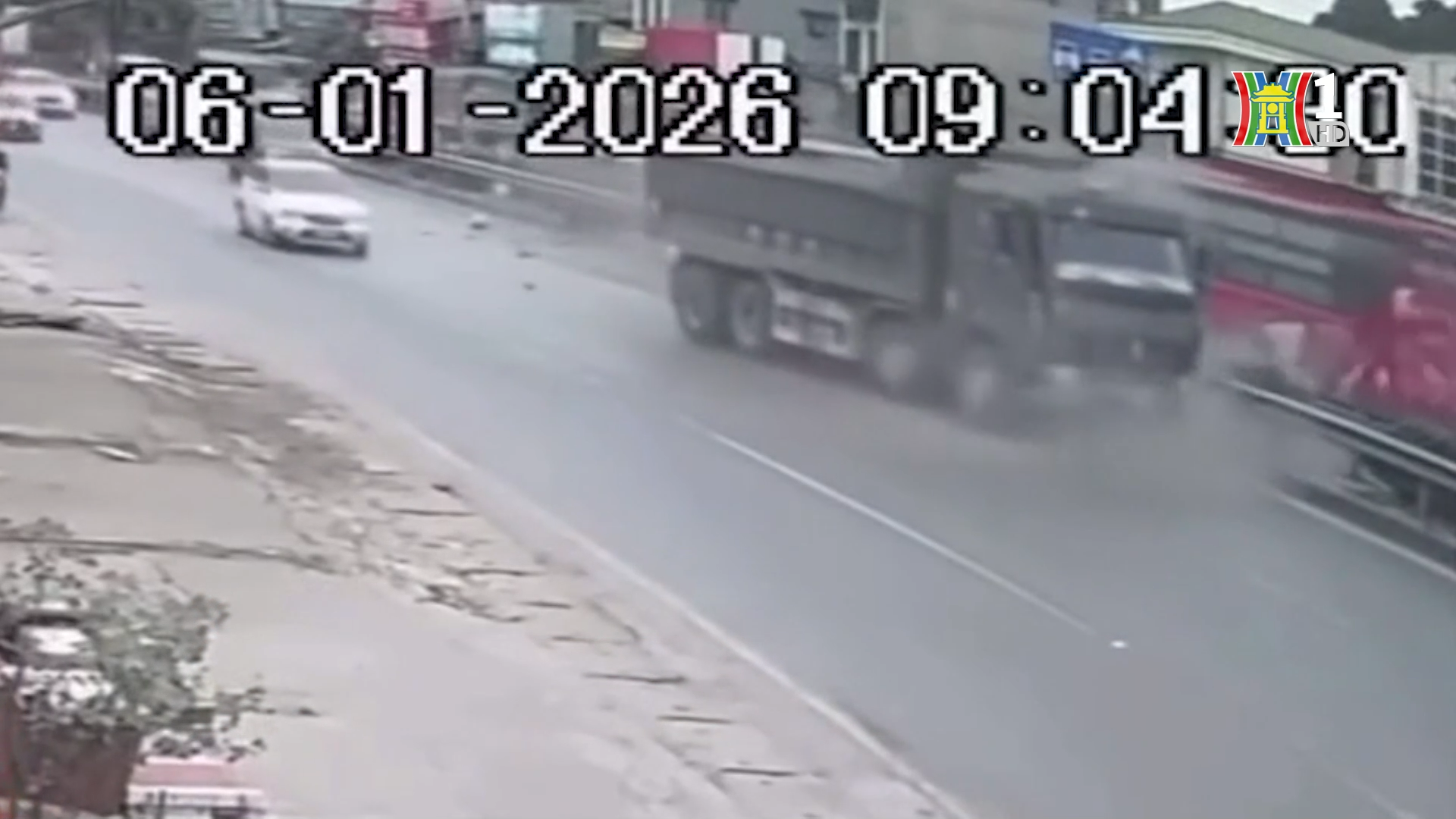 [VIDEO] Xe tải chuyển làn ẩu gây tai nạn giao thông