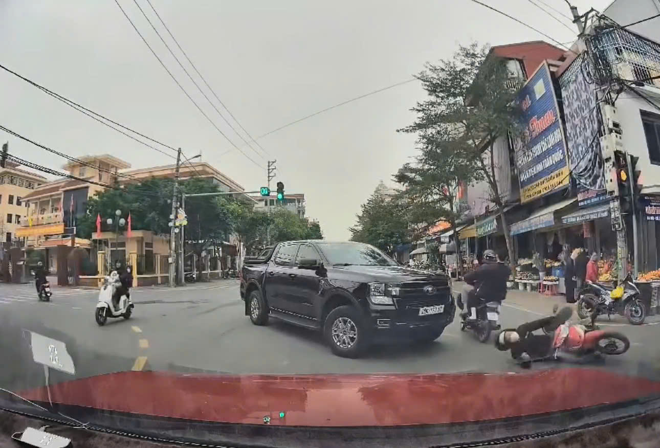 Thái Bình: Bức xúc video anh trai bị 2 thanh niên đi xe máy var chạm khiến ngã đậ.p đầ.u xuống đường rồi chạy mất tại ngã 4 chợ Gú, Thái Thuỵ