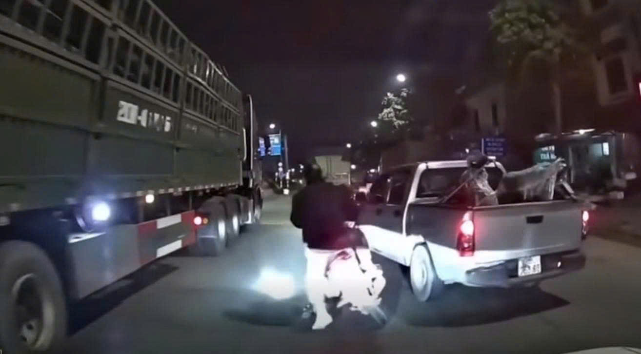 Vụ bán tải tạt đầu xe máy khiến 3 người suýt lao vào ô tô tải: Công an đang làm việc với tài xế