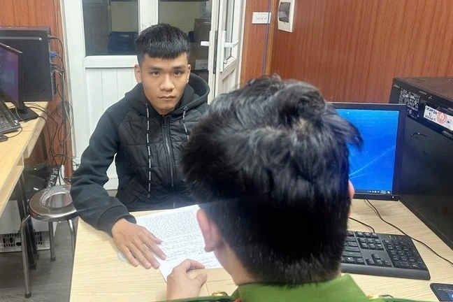 Điều tra đối tượng côn đồ chặn xe, đánh tới tấp một phụ nữ