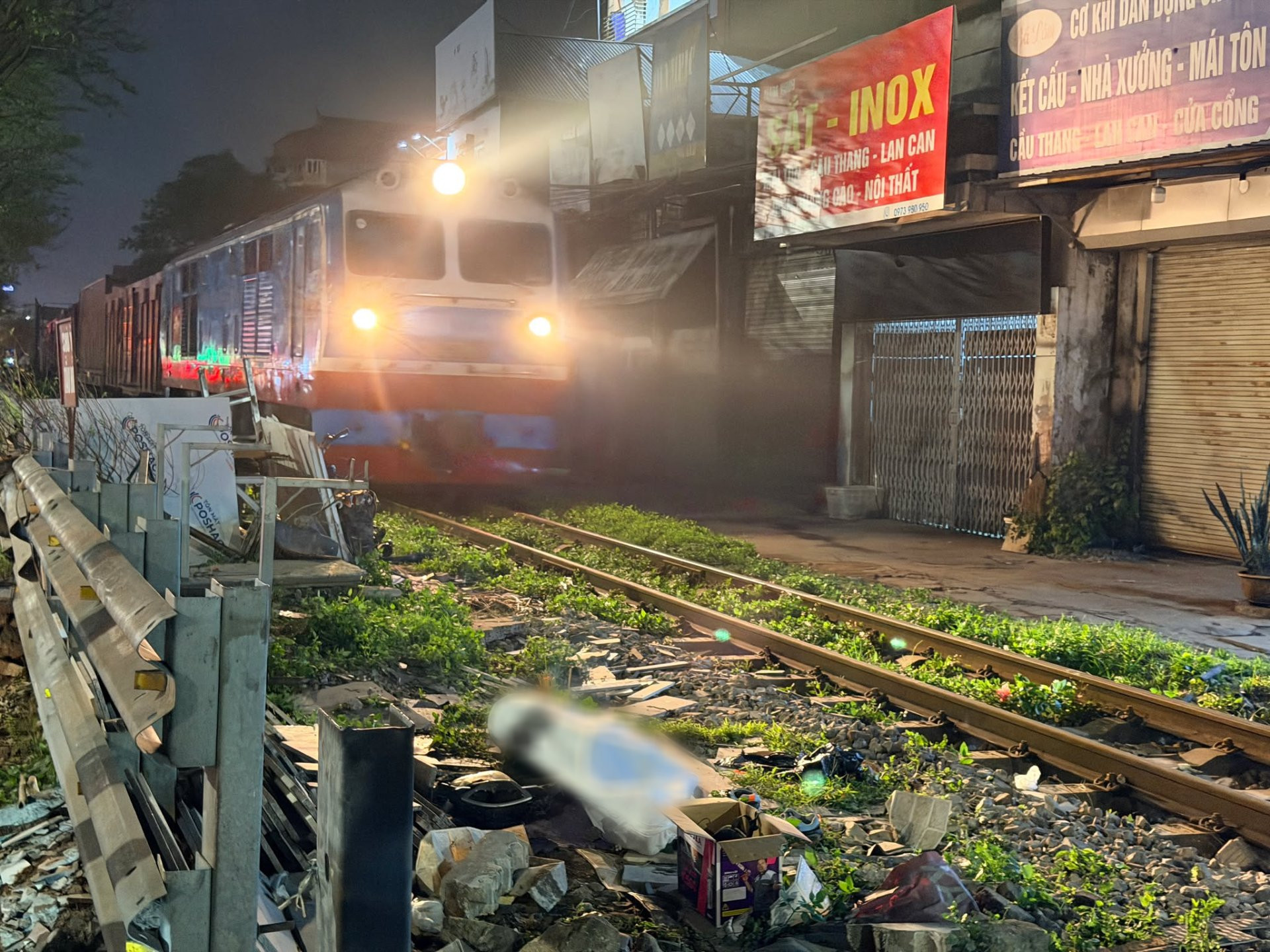 Va chạm với tàu hỏa ở Hà Nội, nam tài xế văng xa 20m, tử vong tại chỗ