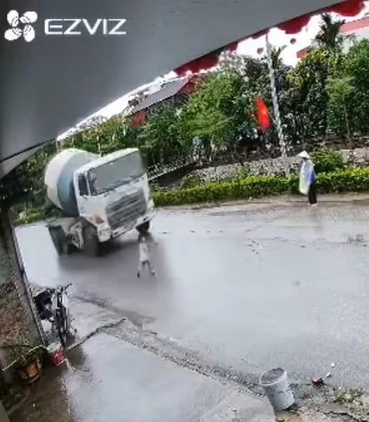 Bà đứng bên kia đường vẫy cháu , chả hiểu kiểu gì
