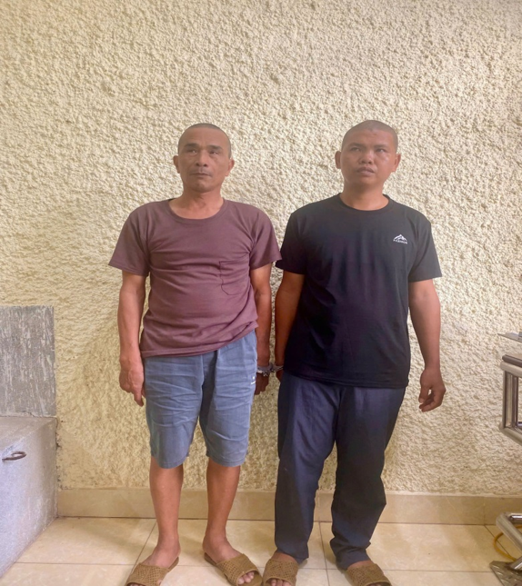 Nhét phong bì vào xe ô tô của công an để xin 'không khởi tố', hai đối tượng bị bắt vì đưa hối lộ- Ảnh 1. Nhét phong bì vào xe ô tô của công an để xin 'không khởi tố', hai đối tượng bị bắt vì đưa hối lộ- Ảnh 1.