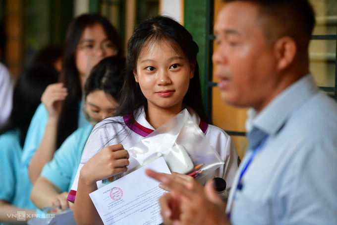 Thí sinh trước giờ vào phòng thi tốt nghiệp THPT 2026 môn Văn, tại điểm trường THPT Trưng Vương, phường Sài Gòn, TP HCM, sáng 11/6. Ảnh: Thanh Tùng